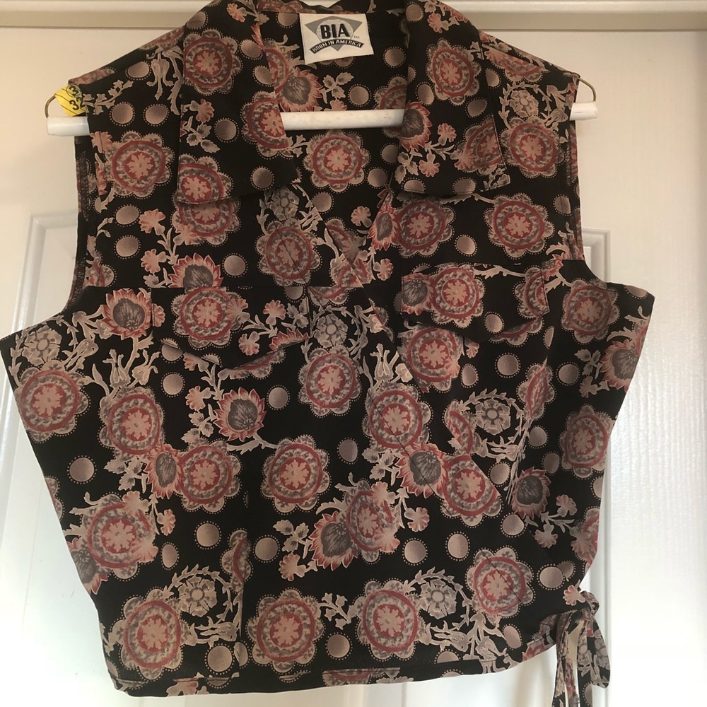 Adorable wrap around blouse. Size medium.